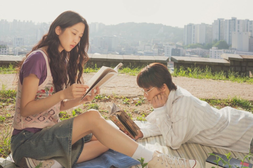 책을 읽고 있는 두 주인공