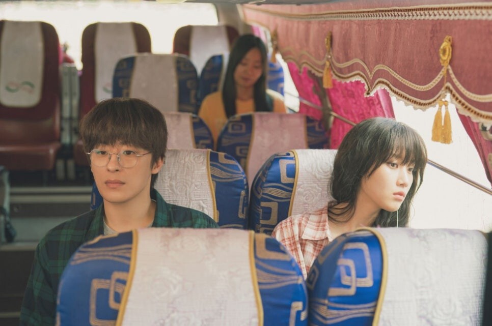 고속버스 안 두 주인공