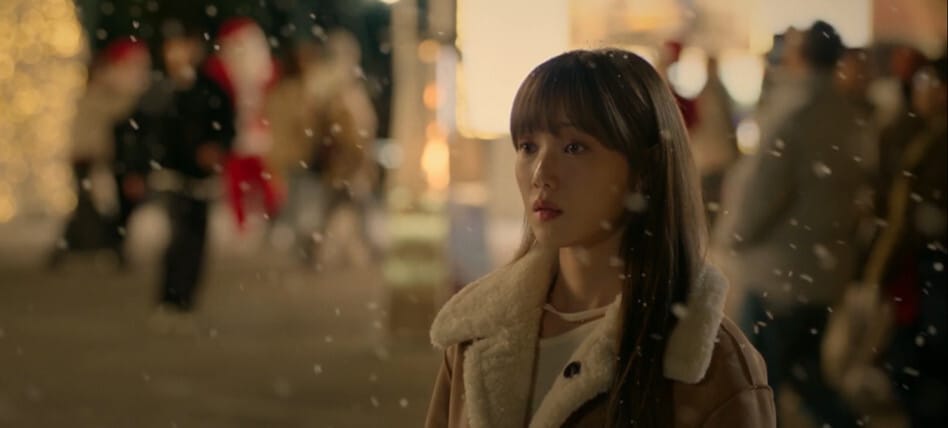 눈을 맞고 서있는 주인공 모습